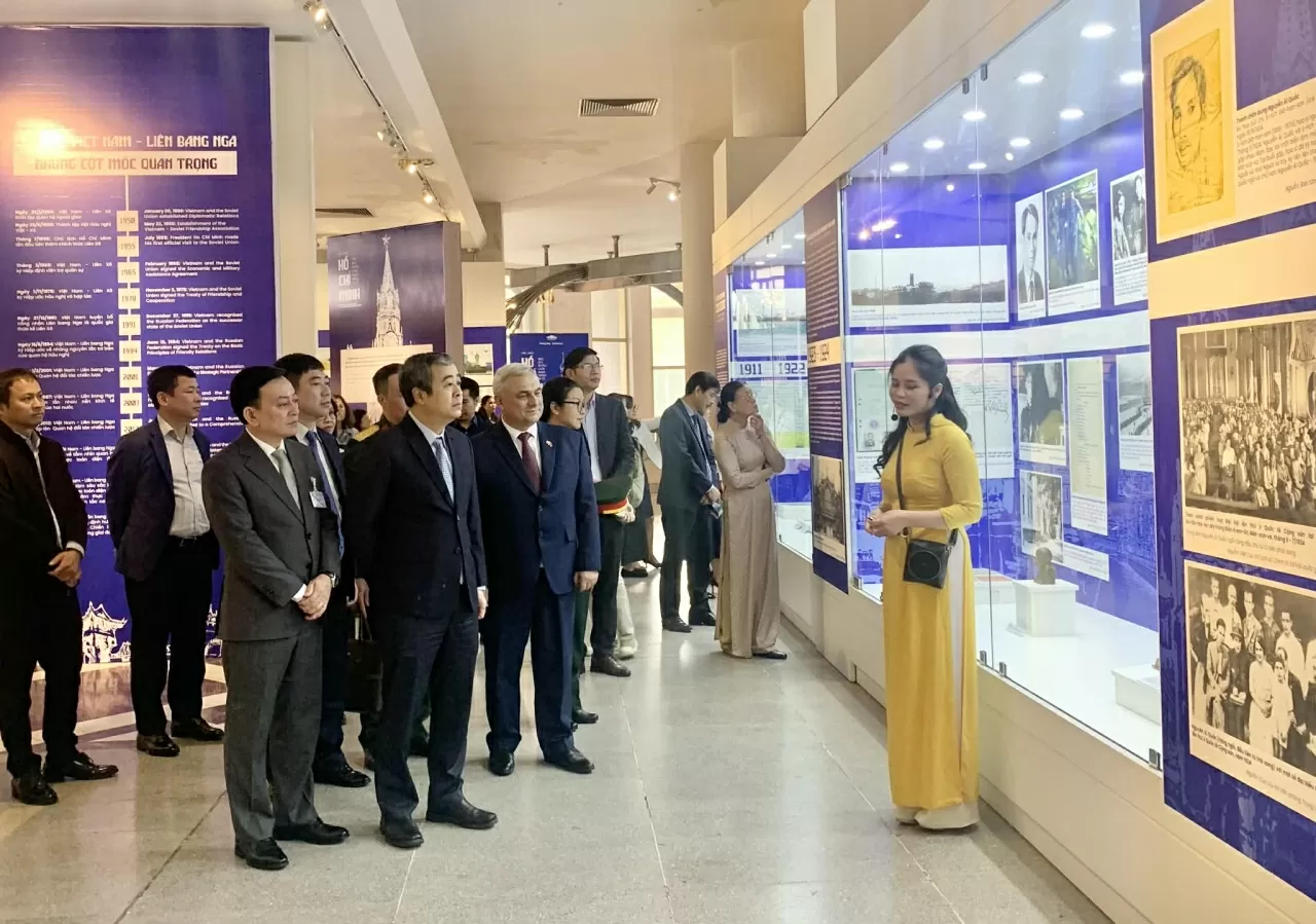 Theo dấu chân Chủ tịch Hồ Chí Minh trên quê hương Cách mạng Tháng Mười Theo dấu chân Chủ tịch Hồ Chí Minh trên quê hương Cách mạng tháng Mười