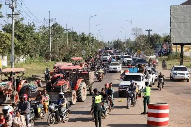 Dòng người sơ tán tại tỉnh Oddar Meanchey của Campuchia vào ngày 8.12.