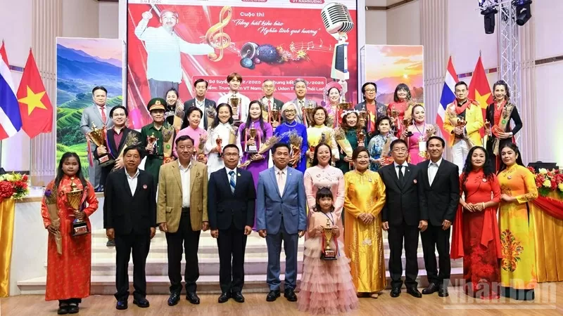 Sôi nổi đêm chung kết 'Tiếng hát kiều bào – Nghĩa tình quê hương' tại Thái Lan Sôi nổi đêm chung kết 'Tiếng hát kiều bào – Nghĩa tình quê hương' tại Thái Lan