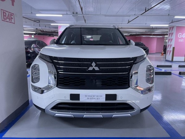 Mitsubishi Outlander phiên bản mới bất ngờ xuất hiện tại Việt Nam