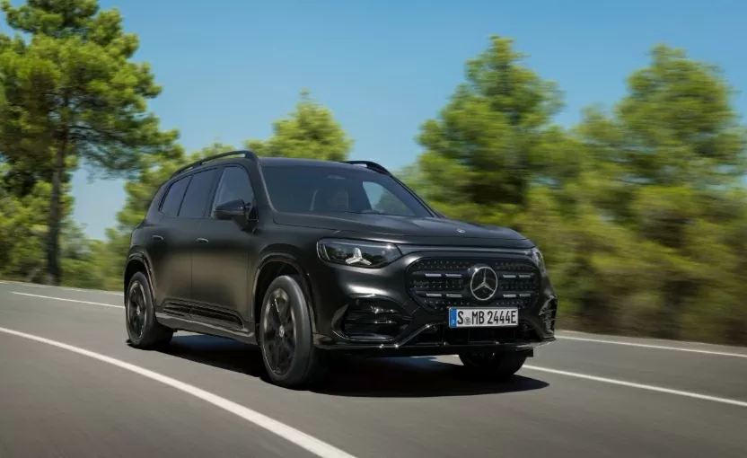 Tay nắm cửa thụt vào và đèn hậu LED chữ U ngược giúp xe trông tinh tế hơn.