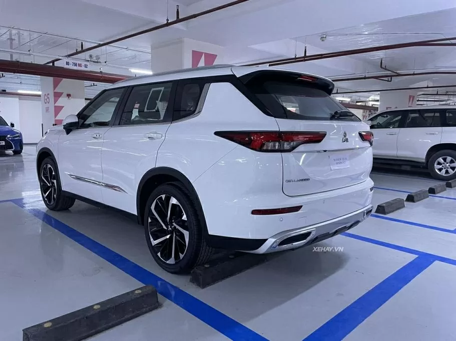 Ở phía sau, cụm đèn hậu dạng mảnh kéo dài tạo chiếc xe cảm giác rộng hơn. Ở phía sau, cụm đèn hậu dạng mảnh kéo dài tạo chiếc xe cảm giác rộng hơn.