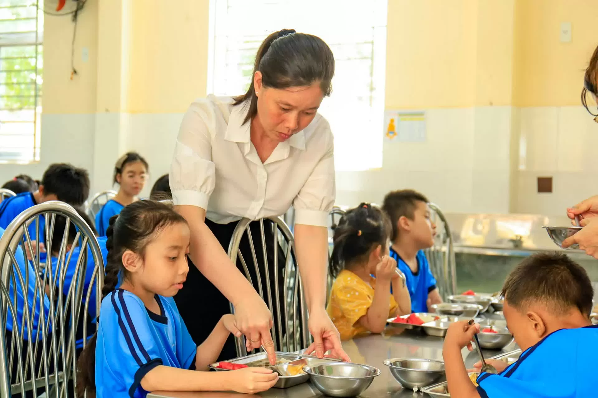 Đề xuất hỗ trợ trọn gói từ bữa ăn đến học phẩm cho học sinh nghèo ở TP. Hồ Chí Minh