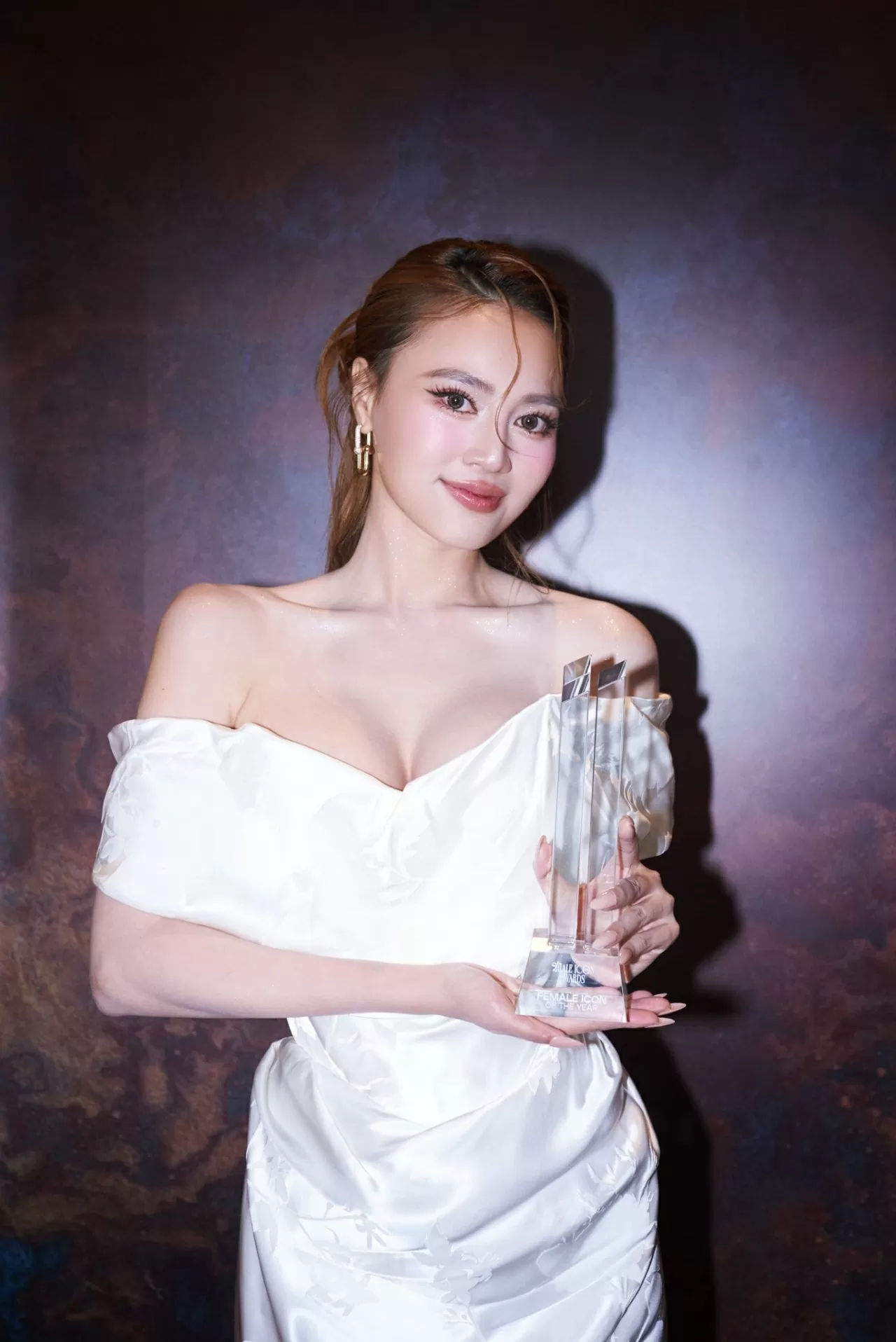 Sao Việt: Diễn viên Việt Hoa đẹp nên thơ Sao Việt: Diễn viên Việt Hoa đẹp nên thơ