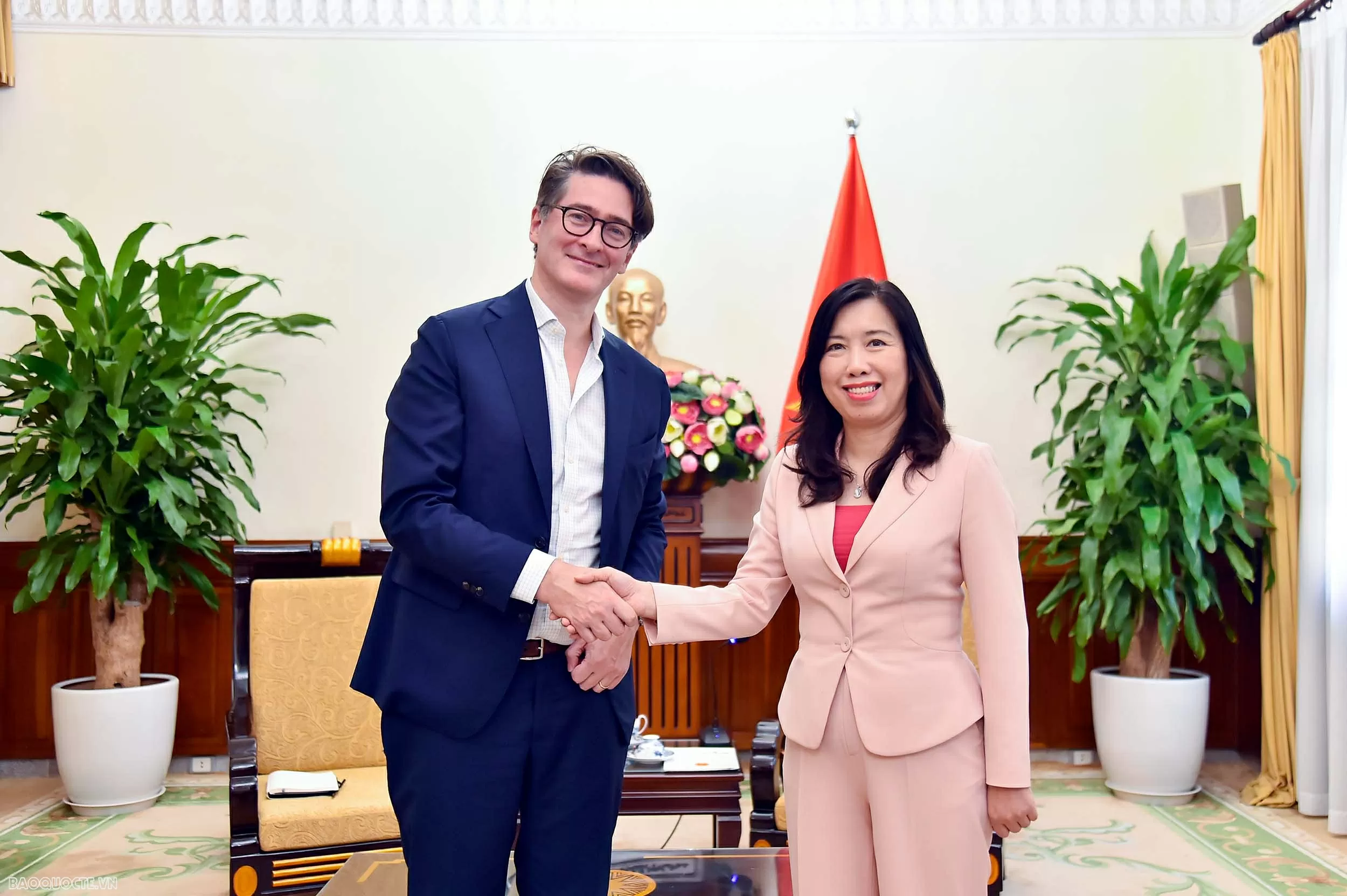 La viceministra de Asuntos Exteriores de Vietnam Le Thi Thu Hang recibió al editor ejecutivo senior de Bloomberg para la región de Asia-Pacífico, John Fraher.