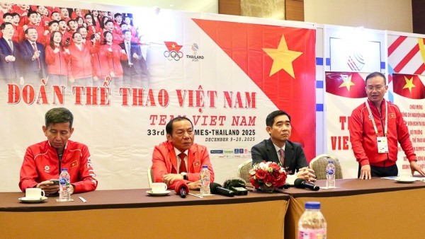 Minister Nguyen Van Hung encourages SEA Games 33 delegation, meets with Vietnamese Embassy in Thailand