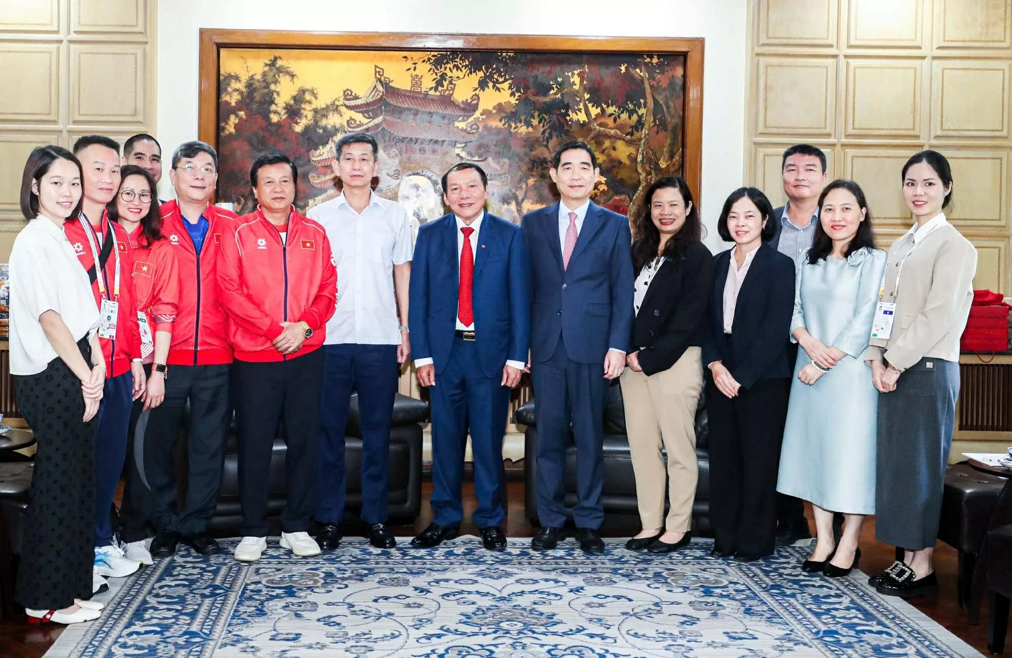 Đoàn thể thao Việt Nam thăm ĐSQ