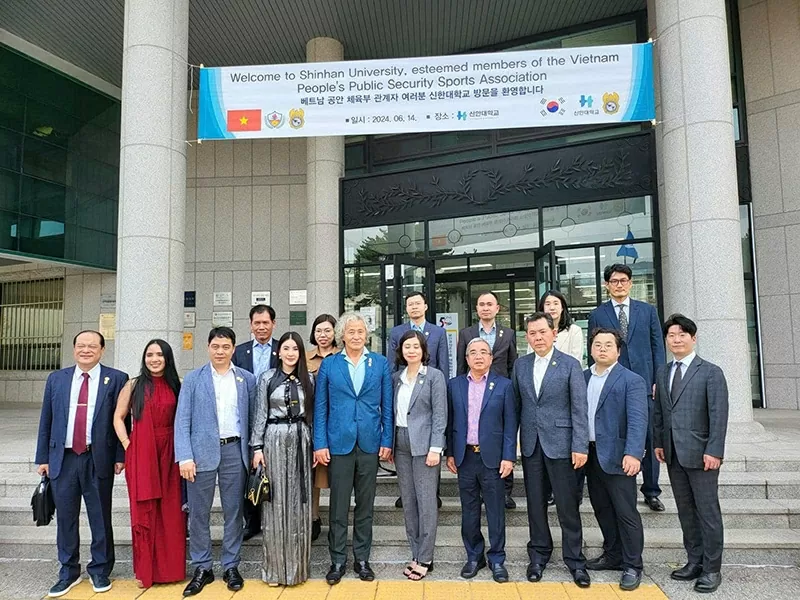 Hoa hậu Doanh nhân Hồ Như Quỳnh cùng các huấn luyện viên và lãnh đạo Taekwondo quốc tế, thể hiện vai trò tích cực trong mạng lưới chuyên môn toàn cầu.