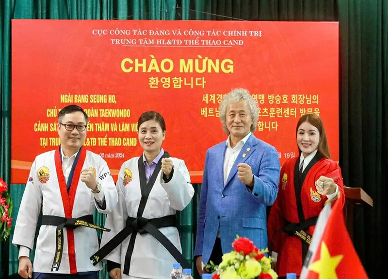 Chủ tịch Liên đoàn Taekwondo cảnh sát thế giới Bang Seoung Ho (áo vest xanh) trở lại Việt Nam chính thức có buổi làm việc với Trung tâm HL&TĐ thể thao CAND về công tác xây dựng và phát triển Taekwondo Công an nhân dân Việt Nam năm 2024.