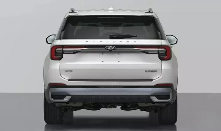 Phần đuôi xe được tinh chỉnh với cản sau có các đường gân nổi rõ.