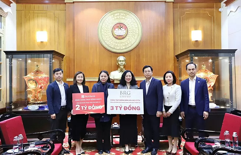 Đại diện Tập đoàn BRG, Ngân hàng SeABank và các công ty thành viên trao 5 tỷ đồng ủng hộ đồng bào khắc phục hậu quả thiên tai.