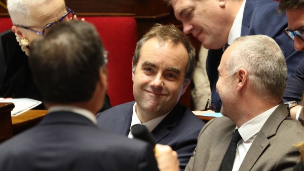 Thủ tướng Pháp giành thắng lợi chính trị quan trọng, điều gì khiến ông chưa thể vội mừng?