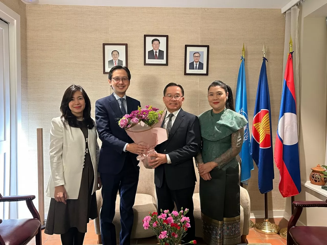 Phái đoàn Thường trực Việt Nam tại Liên hợp quốc chúc mừng 50 năm Quốc khánh Lào Phái đoàn Thường trực Việt Nam tại Liên hợp quốc chúc mừng 50 năm Quốc khánh Lào