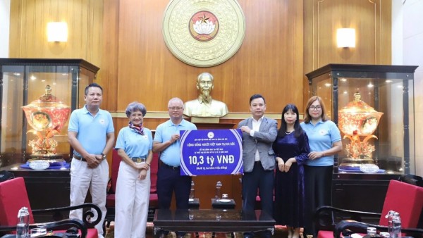 Người Việt tại Czech trao tặng hơn 10 tỷ đồng tới đồng bào vùng bão lũ