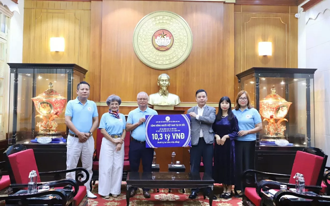 Người Việt tại Czech trao hơn 10 tỷ đồng san sẻ với đồng bào vùng bão lũ Người Việt tại Czech trao hơn 10 tỷ đồng san sẻ với đồng bào vùng bão lũ