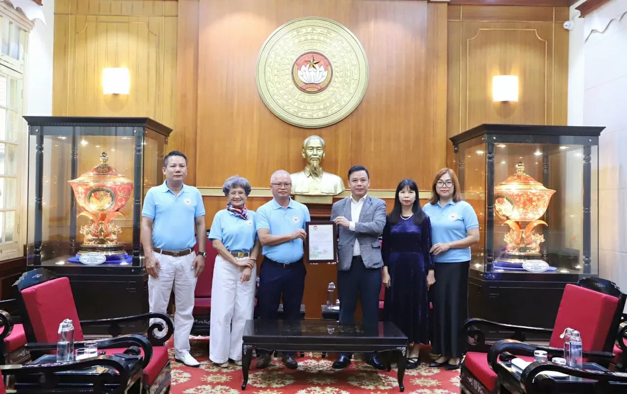 Người Việt tại Czech trao hơn 10 tỷ đồng san sẻ với đồng bào vùng bão lũ Người Việt tại Czech trao tặng hơn 10 tỷ đồng tới đồng bào vùng bão lũ