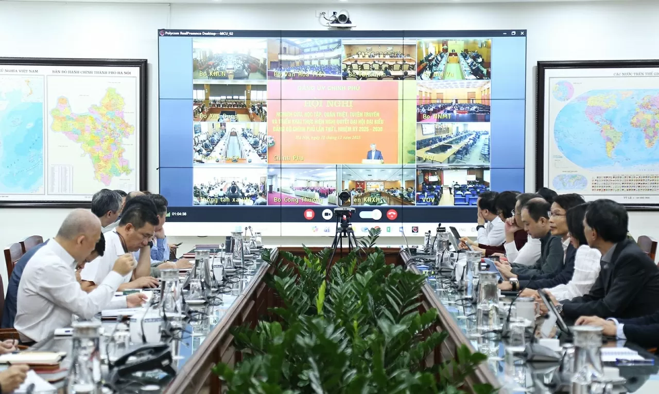 Các điểm cầu lắng nghe Phó Thủ tướng Thường trực Nguyễn Hòa Bình chủ trì Hội nghị quán triệt Nghị quyết Đại hội Đảng bộ Chính phủ lần thứ I. (Ảnh: thành Long)
