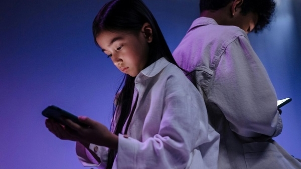 Bảo vệ trẻ em trước mạng xã hội: Cấm hay cần cách tiếp cận mới?