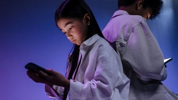 Bảo vệ trẻ em trước mạng xã hội: Cấm hay cần cách tiếp cận mới?