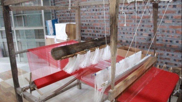 Holding on to the thread of traditional brocade weaving in Mai Chau
