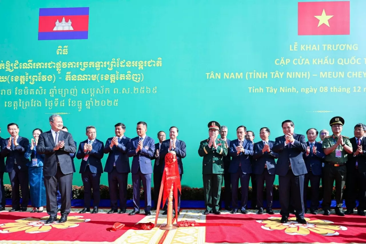 Thủ tướng Chính phủ Phạm Minh Chính và Thủ tướng Campuchia Hun Manet cắt băng khai trương Cặp cửa khẩu quốc tế Tân Nam - Meun Chey, ngày 8/12. (Ảnh: Thành Long)