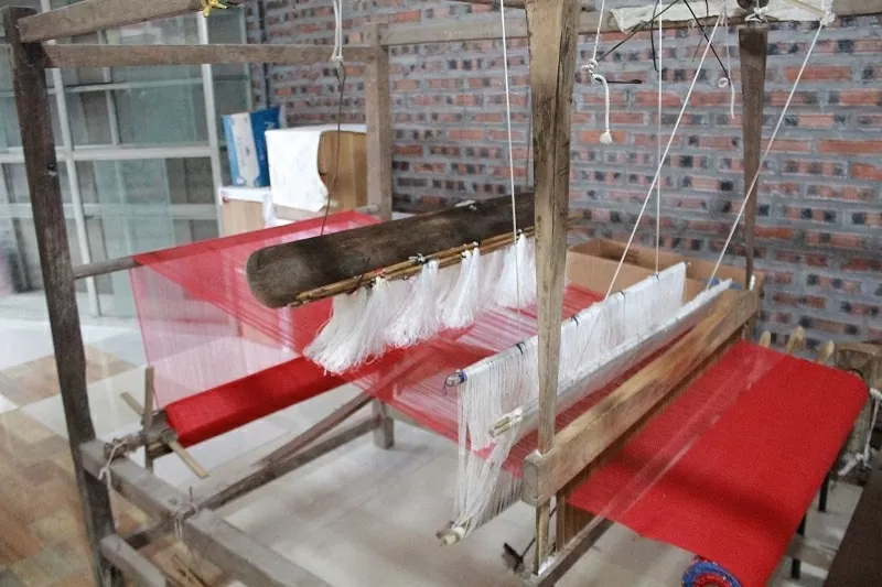 Giữ sợi chỉ cho nghề dệt thổ cẩm ở Mai Châu Giữ sợi chỉ cho nghề dệt thổ cẩm ở Mai Châu