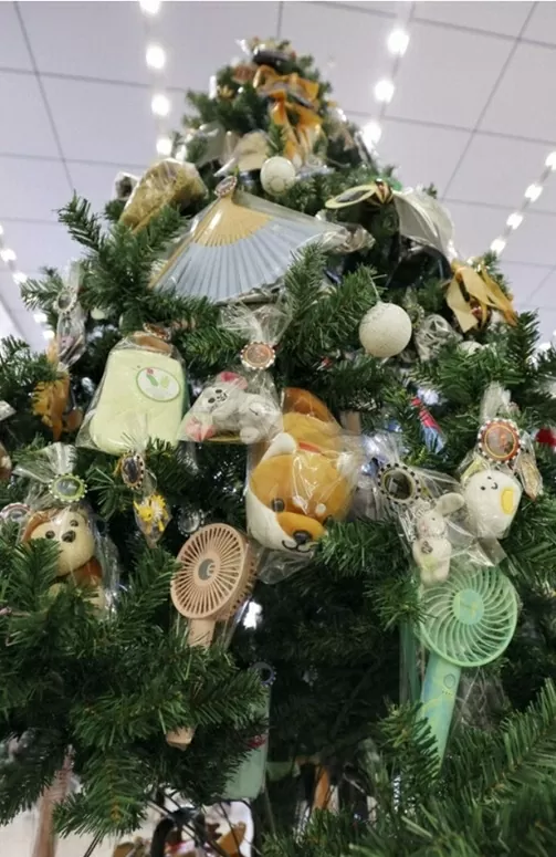 Nhật Bản: Cây thông Noel đặc biệt tại ga tàu được trang trí bằng những vật dụng thất lạc do hành khách để quên Nhật Bản: Cây thông Noel đặc biệt tại ga tàu được trang trí bằng những vật dụng thất lạc do hành khách để quên