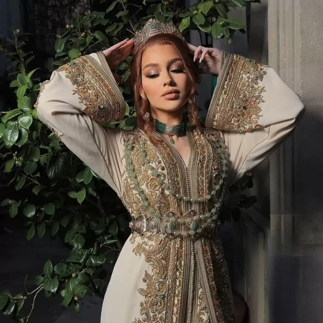 Không chỉ là trang phục truyền thống mang tính thẩm mỹ, kaftan còn được xem là biểu tượng của bản sắc dân tộc, tay nghề thủ công và niềm tự hào văn hóa của người Maroc. (Nguồn: Lahlou) Không chỉ là trang phục truyền thống mang tính thẩm mỹ, kaftan còn được xem là biểu tượng của bản sắc dân tộc, tay nghề thủ công và niềm tự hào văn hóa của người Maroc. (Nguồn: Lahlou)