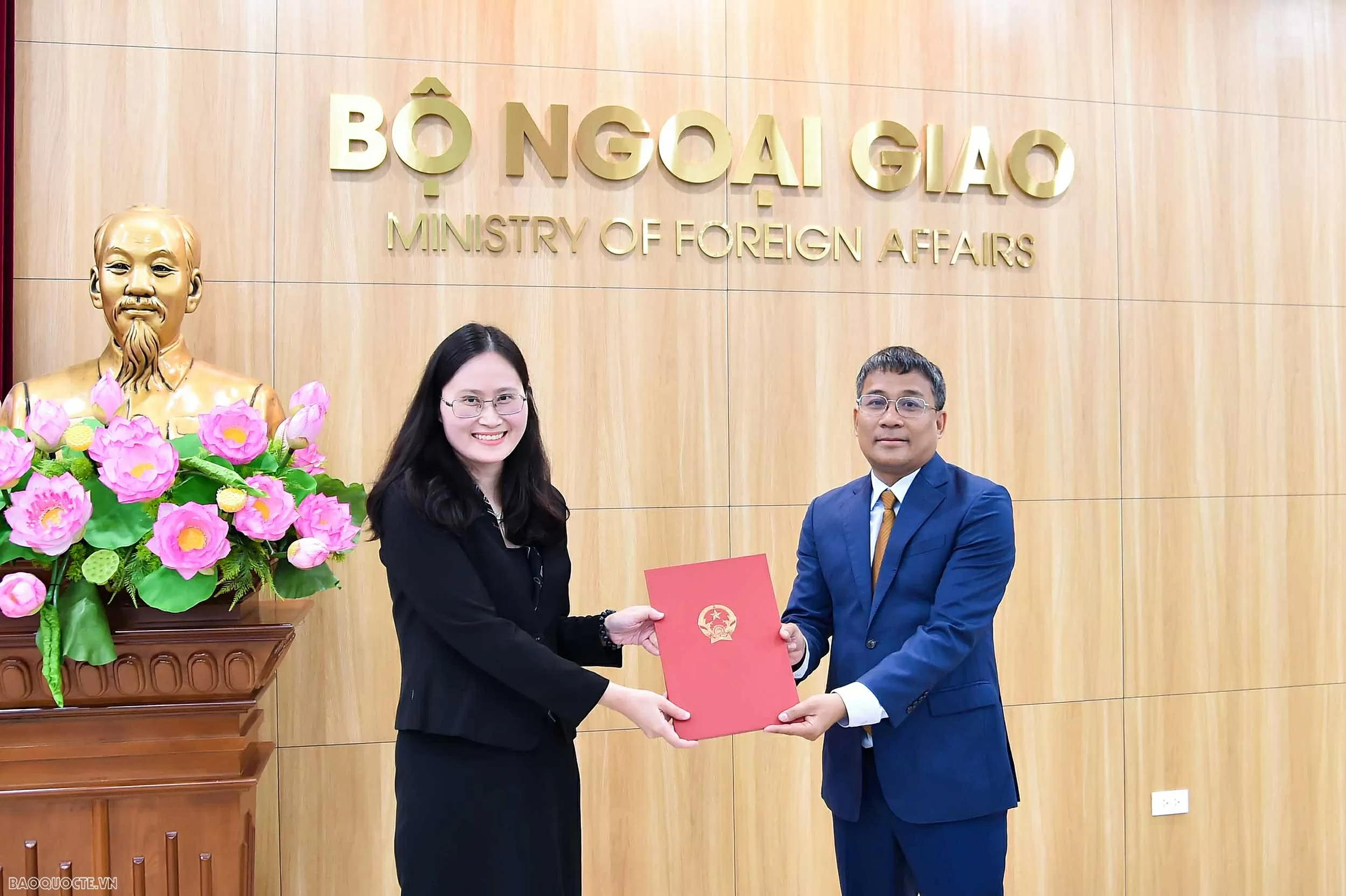 Bộ Ngoại giao trao quyết định bổ nhiệm và công nhận tập sự lãnh đạo cấp quản lý