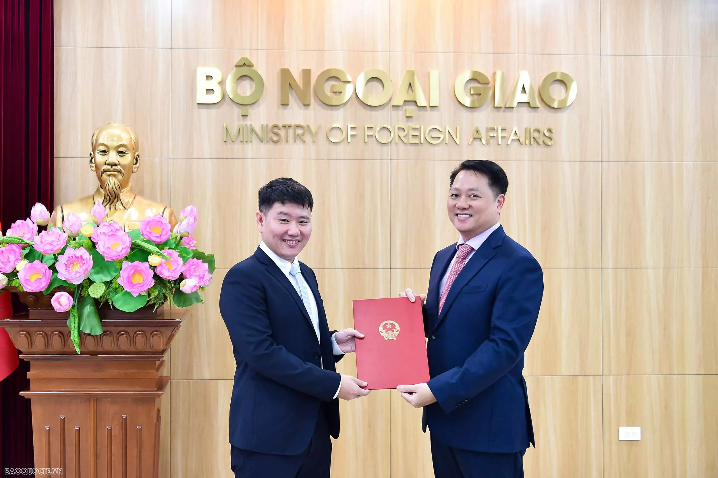 Bộ Ngoại giao trao quyết định bổ nhiệm và công nhận tập sự lãnh đạo cấp quản lý Bộ Ngoại giao trao quyết định bổ nhiệm và công nhận tập sự lãnh đạo cấp quản lý