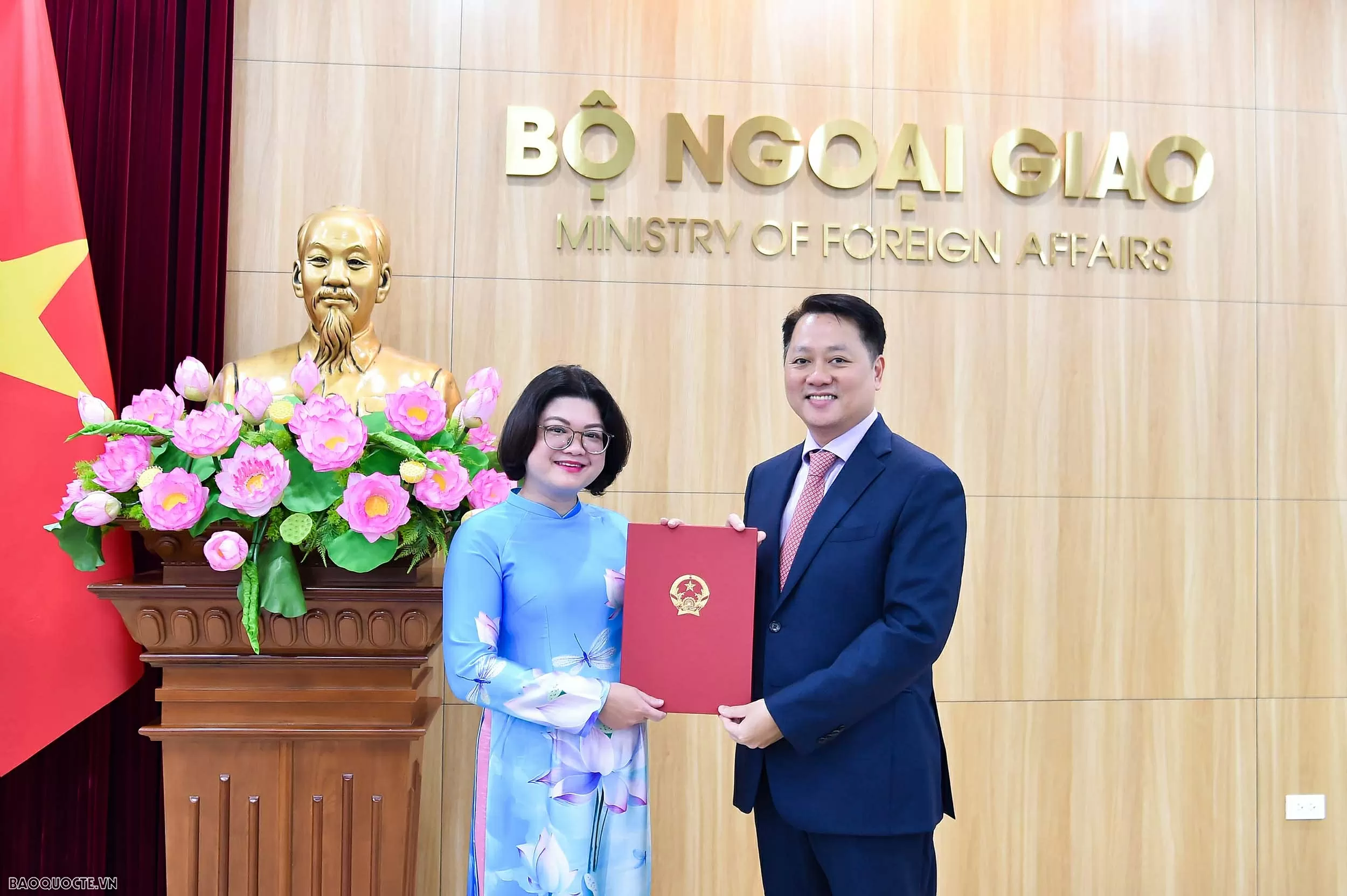 Bộ Ngoại giao trao quyết định bổ nhiệm và công nhận tập sự lãnh đạo cấp quản lý Bộ Ngoại giao trao quyết định bổ nhiệm và công nhận tập sự lãnh đạo cấp quản lý