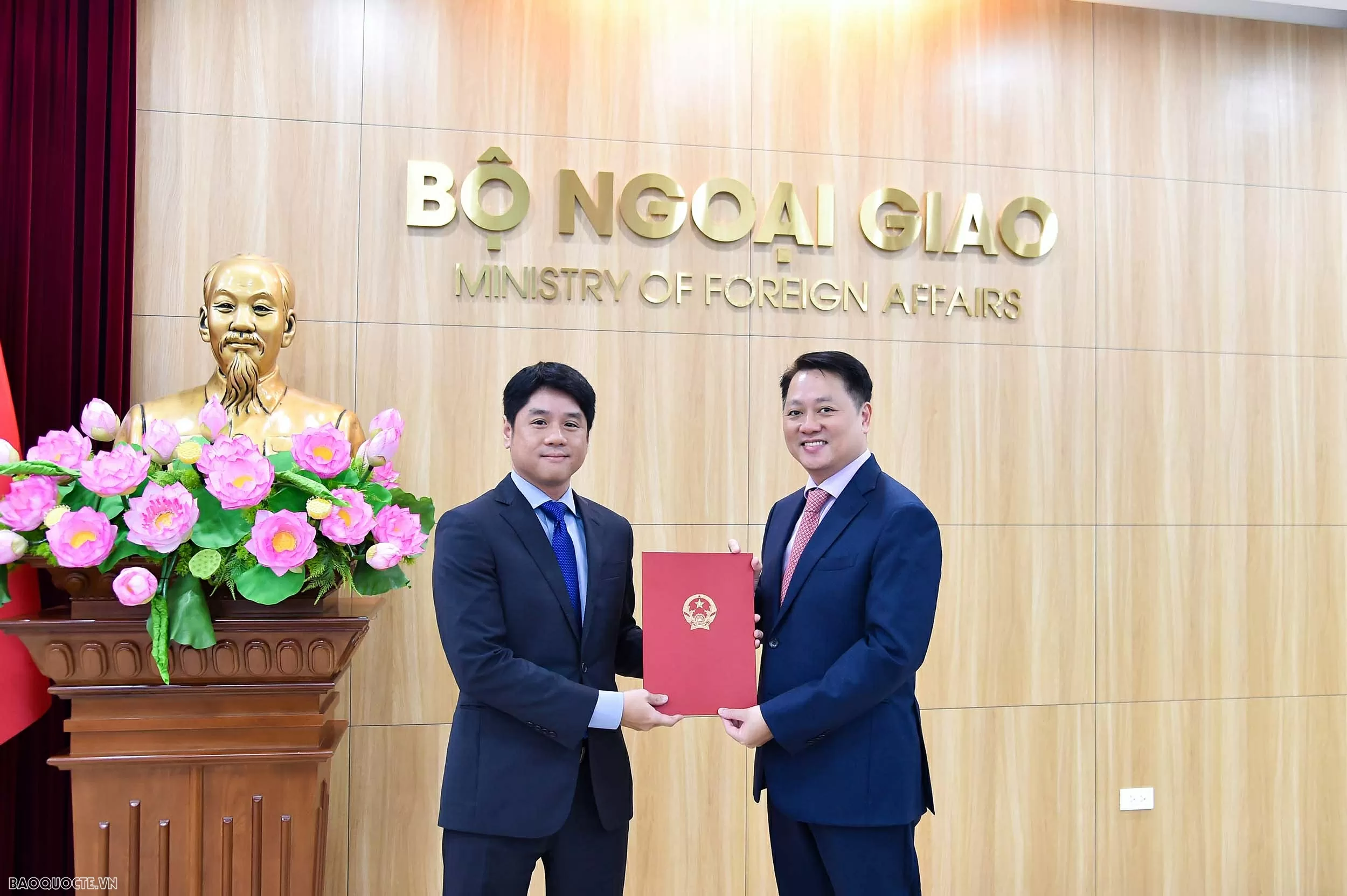 Bộ Ngoại giao trao quyết định bổ nhiệm và công nhận tập sự lãnh đạo cấp quản lý