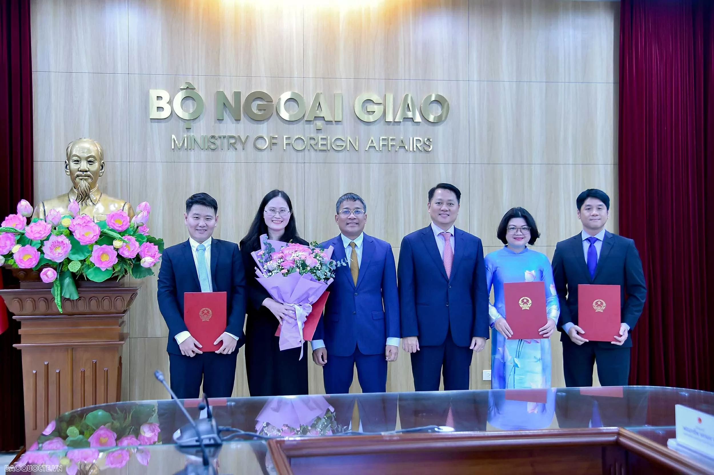 Bộ Ngoại giao trao quyết định bổ nhiệm và công nhận tập sự lãnh đạo cấp quản lý