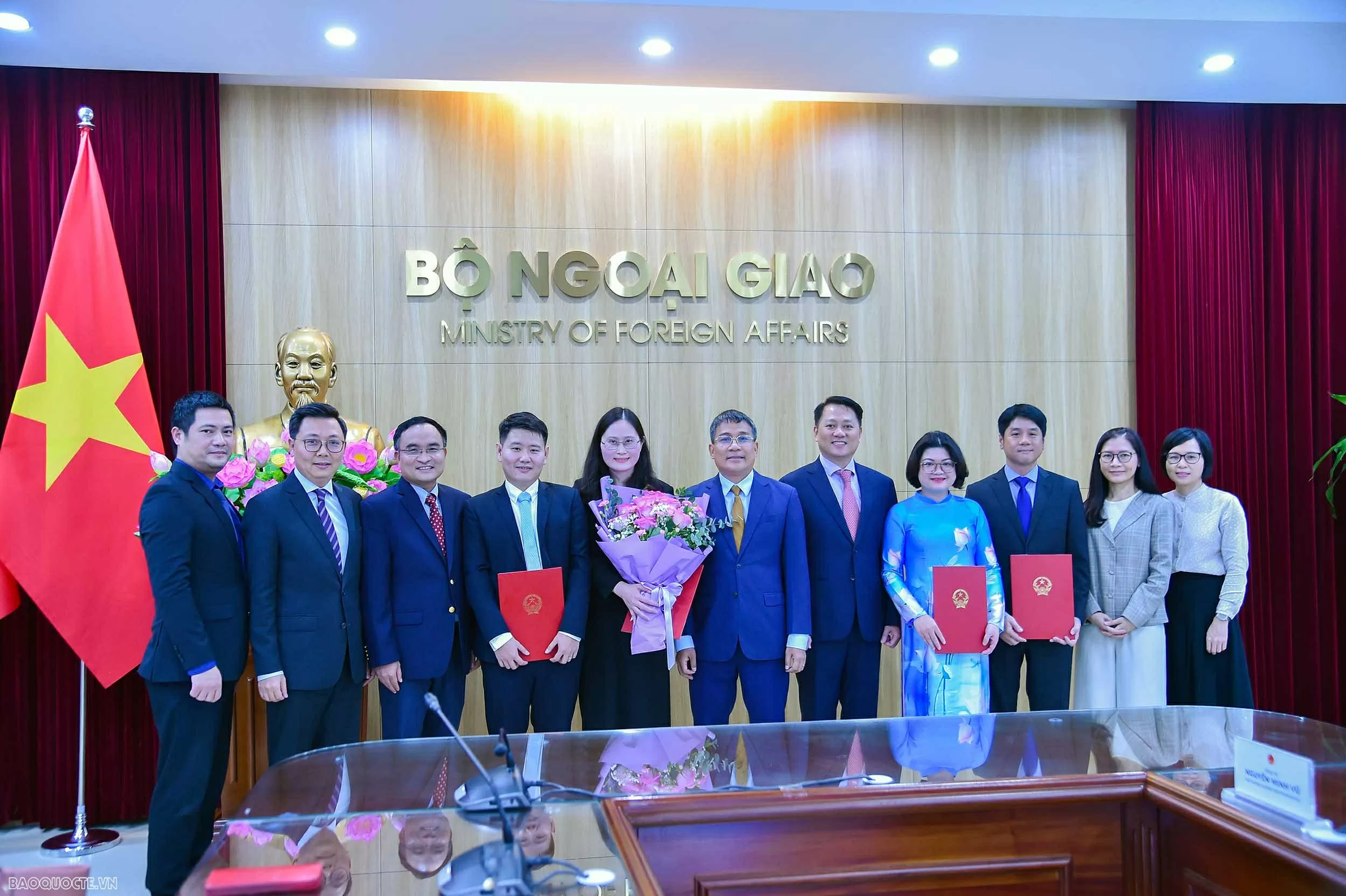 Bộ Ngoại giao trao quyết định bổ nhiệm và công nhận tập sự lãnh đạo cấp quản lý