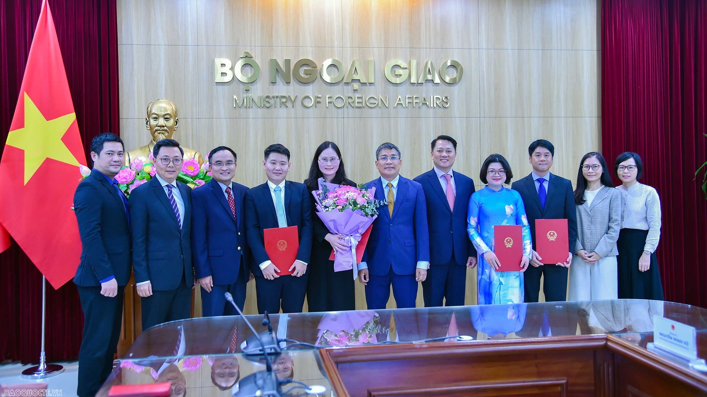 Bộ Ngoại giao trao quyết định bổ nhiệm và công nhận tập sự lãnh đạo cấp quản lý