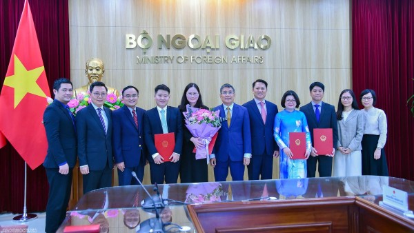 Bộ Ngoại giao trao quyết định bổ nhiệm và công nhận tập sự lãnh đạo cấp quản lý