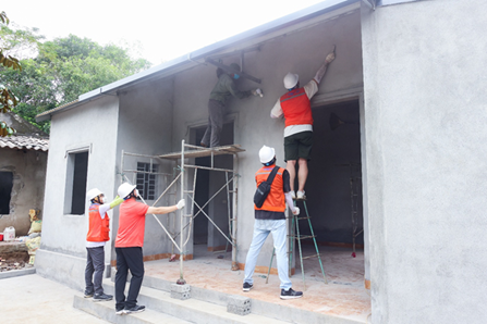 Đoàn đã hỗ trợ xây mới hoặc sửa chữa nhà ở, đồng thời tiến hành trực tiếp thi công hoàn thiện phần sơn cho 10 hộ gia đình có hoàn cảnh khó khăn.