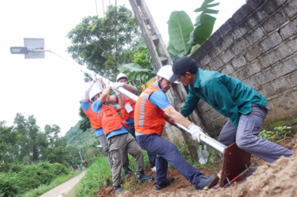 Đoàn tình nguyện của KEPCO đã thực hiện việc lắp đặt đèn đường năng lượng mặt trời, cải thiện nhà ở cho các hộ khó khăn.