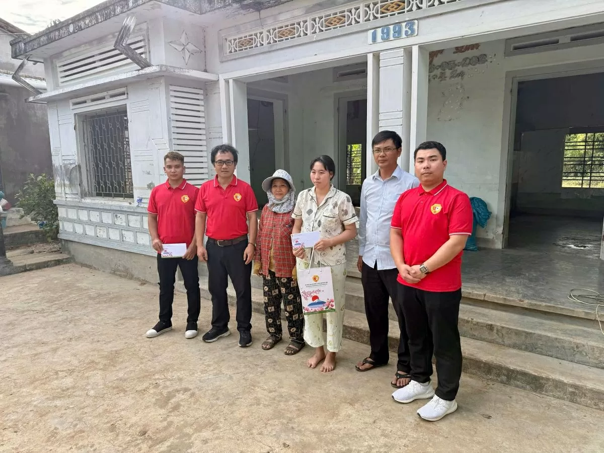 Thành viên của Tổ chức giao lưu quốc tế Việt Nam - Nhật Bản trao quà trực tiếp cho bà con vùng lũ lụt ở tỉnh Đắk Lắk. (Ảnh NVCC)