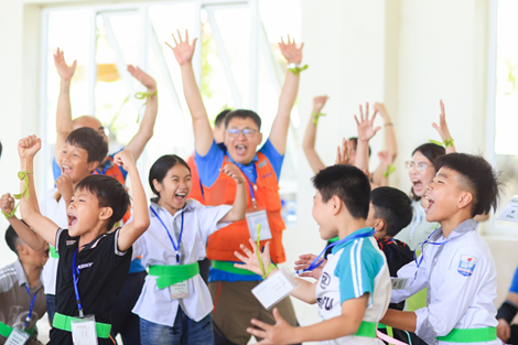 Tại Trường THCS Phạm Văn Hinh (xã Tây Đô), đoàn đã tổ chức ngày hội thể thao và hoạt động giao lưu trang trí nón lá truyền thống Việt Nam cho 110 học sinh. 