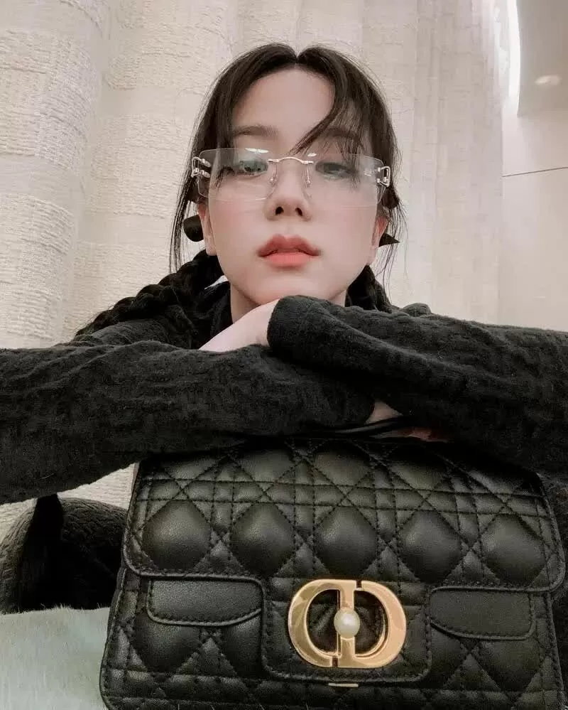 Kính mắt - Tuyên ngôn thời trang của sao Hàn