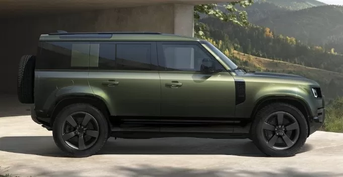 Defender Octa sở hữu khoảng sáng gầm lớn hơn 28 mm, thân xe rộng hơn 68,5 mm.