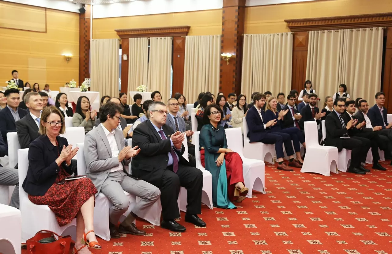 Buổi gặp mặt có sự tham dự đông đảo phóng viên, trợ lý báo chí của hơn 30 văn phòng báo chí nước ngoài thường trú tại Việt Nam. (Ảnh: Thành Long) Buổi gặp mặt có sự tham dự đông đảo phóng viên, trợ lý báo chí của hơn 30 văn phòng báo chí nước ngoài thường trú tại Việt Nam. (Ảnh: Thành Long)