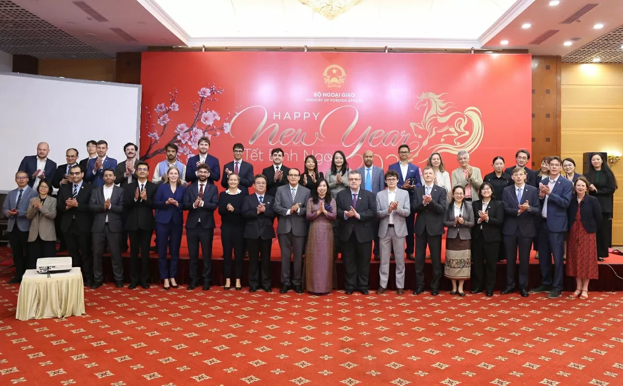 Thứ trưởng Lê Thị Thu Hằng chụp ảnh chung cùng với các đại diện của hơn 30 văn phòng báo chí nước ngoài thường trú tại Việt Nam. (Ảnh: Thành Long)