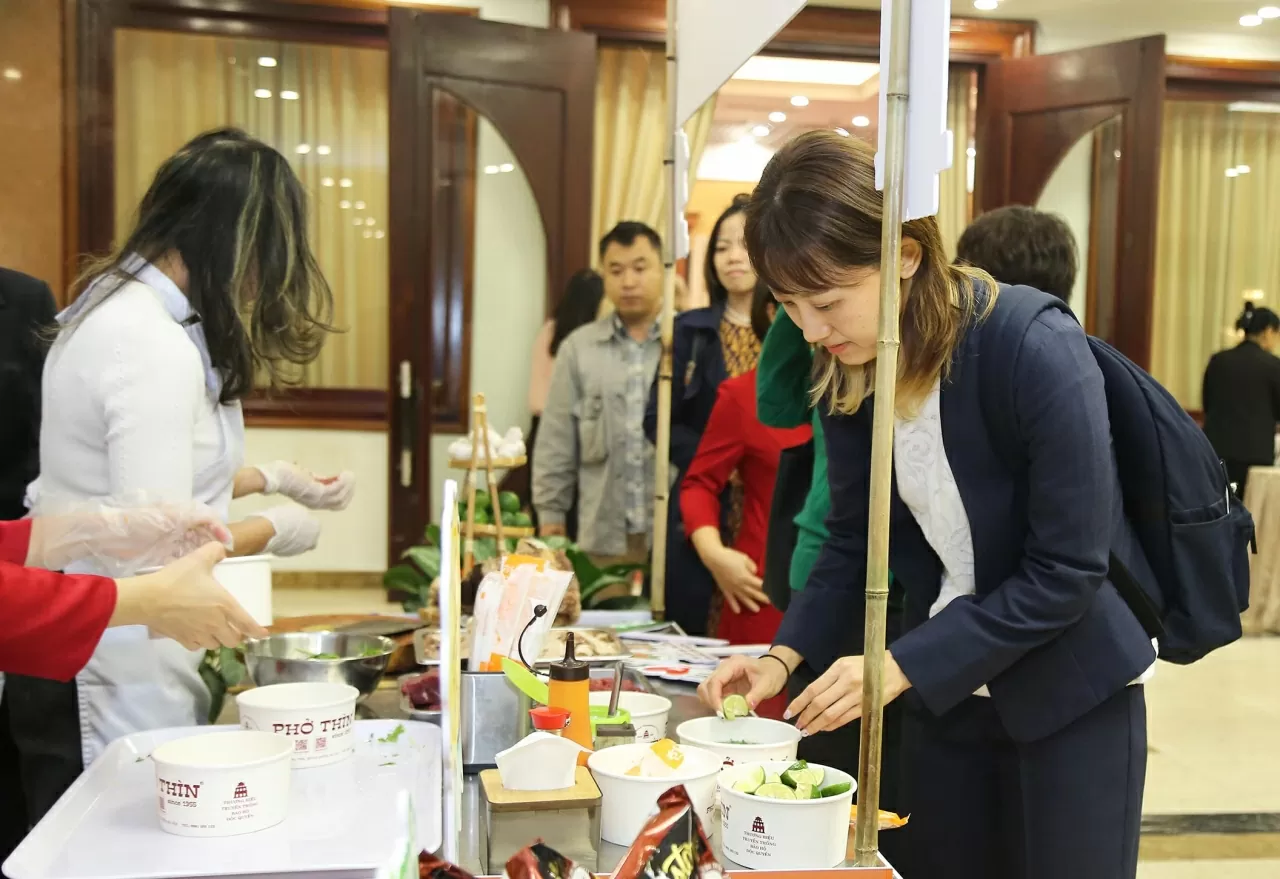 Các phóng viên nước ngoài đang thường trú tại Việt Nam thử món phở truyền thống. (Ảnh: Thành Long)