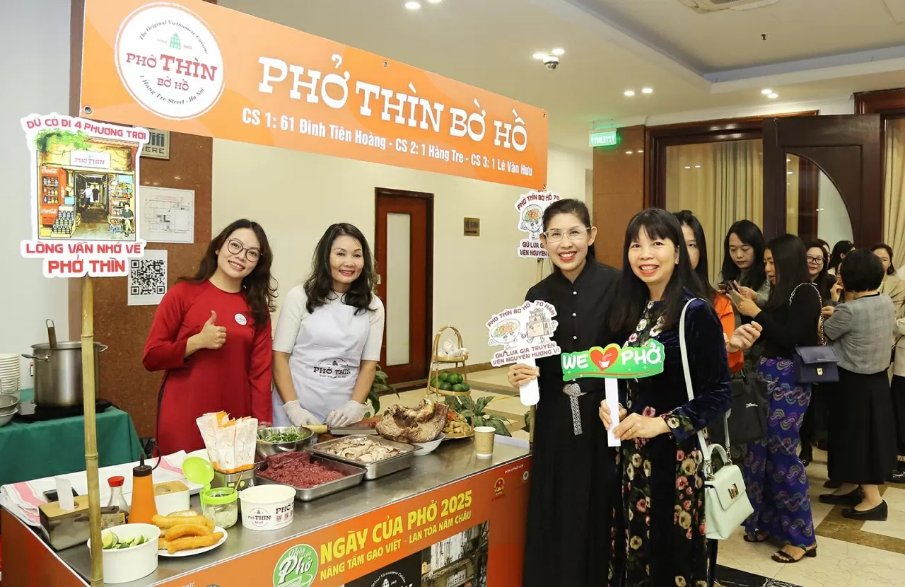 Đại sứ Thái Lan tại Việt Nam Urawadee Sriphiromya thử món phở truyền thống của Việt Nam. (Ảnh: Thành Long)