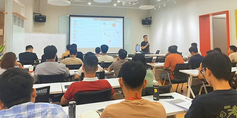 Luvina Software luôn chú trọng đào tạo nội bộ, đảm bảo nguồn lực chất lượng cao. Luvina Software luôn chú trọng đào tạo nội bộ, đảm bảo nguồn lực chất lượng cao.