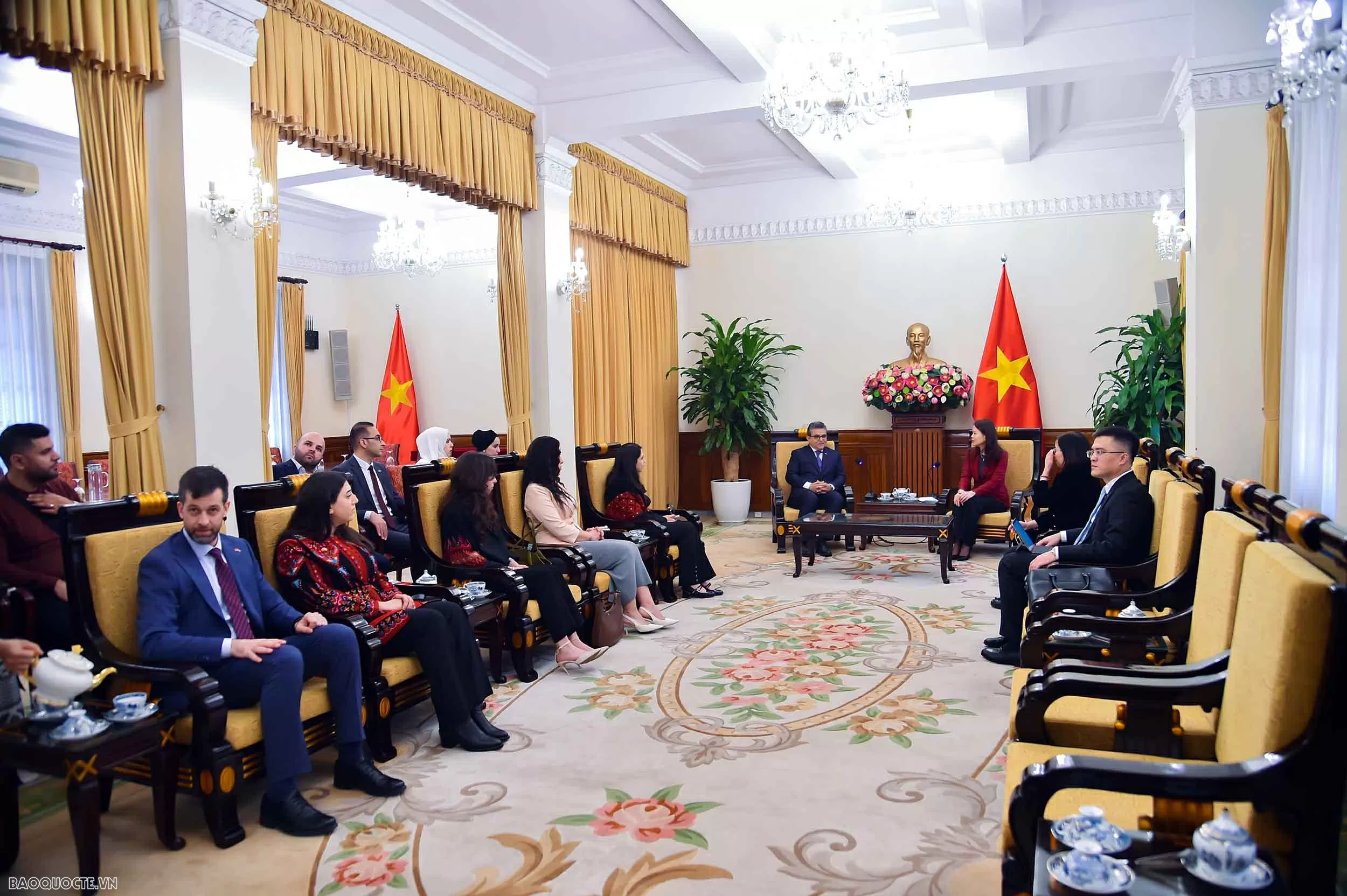 Thứ trưởng Nguyễn Minh Hằng tiếp đoàn cán bộ Palestine tham gia 
khoá đào tạo tại Học viện Ngoại giao