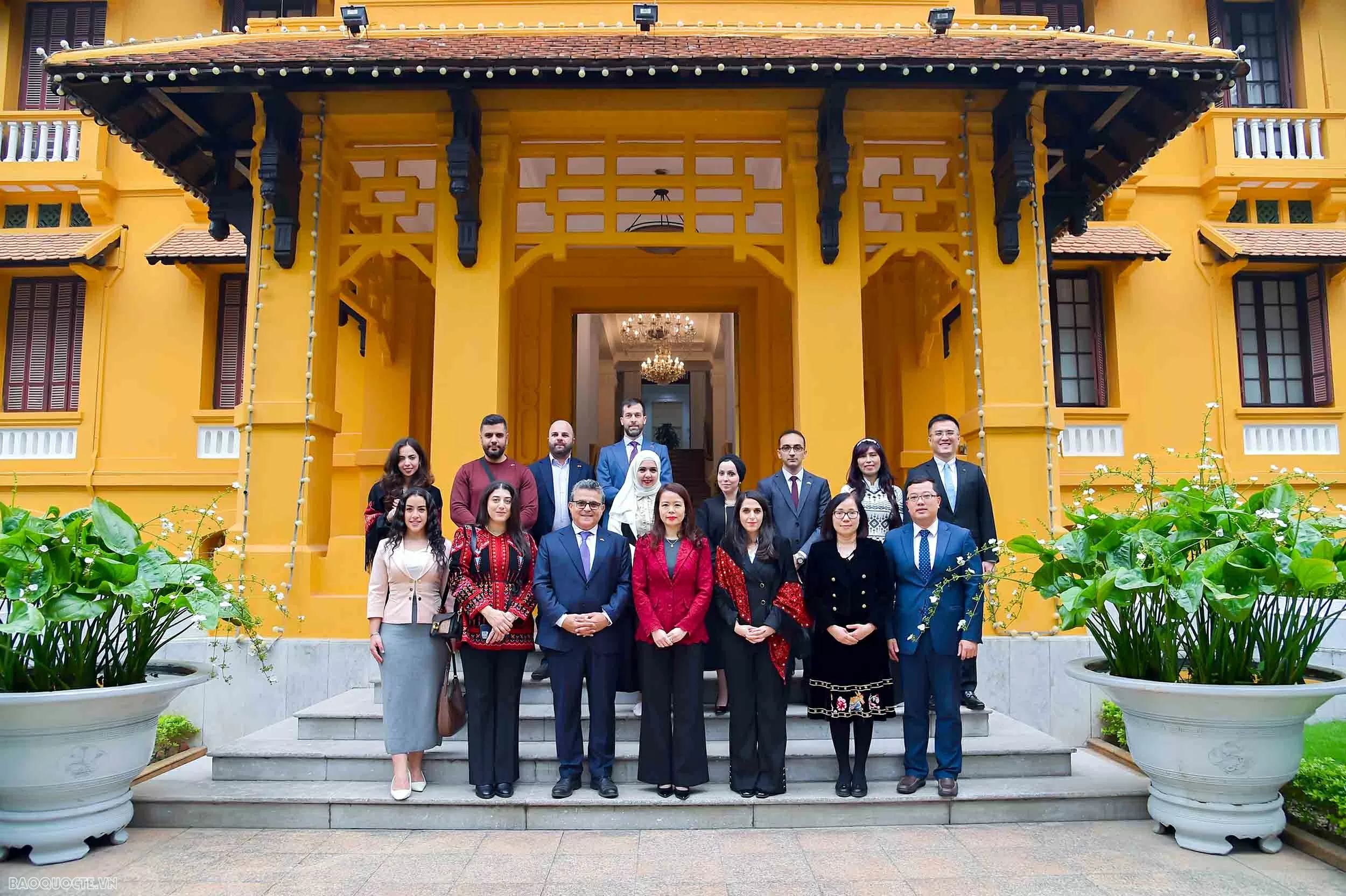 Thứ trưởng Nguyễn Minh Hằng tiếp đoàn cán bộ Palestine tham gia 
khoá đào tạo tại Học viện Ngoại giao