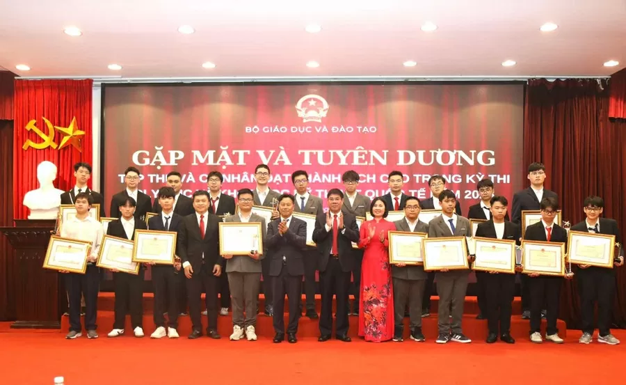 Bộ GD&ĐT vinh danh học sinh đoạt giải Olympic và KHKT quốc tế năm 2025 Bộ GD&ĐT vinh danh học sinh đoạt giải Olympic và KHKT quốc tế năm 2025